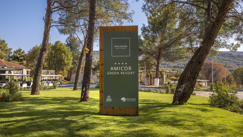 Eingang vom Valamar Amicor Green Resort.