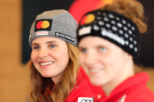 Nahaufnahme der Schwestern Elisabeth und Veronika Aigner. Mit Stirnband und Haube.