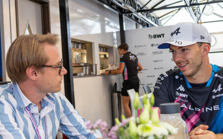 Der Formel-1-Fahrer Pierre Gasly unterhält sich mit einem Journalisten.