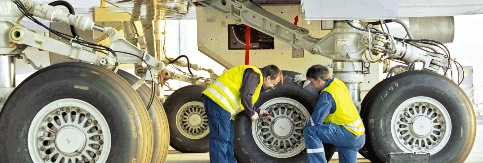 Fahrwerk Flugzeug 747_2009-01_Gregor Schlöger-Lufthansa Technik_CMS.jpg