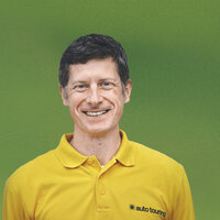 Ein Mann in einem gelben Poloshirt