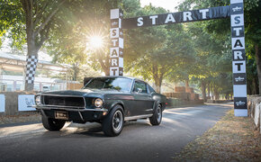 Ein dunkelgrüner Ford Mustang auf einer Rennstrecke