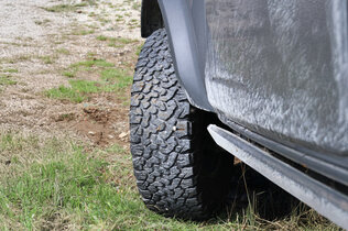 Der grobstollige Geländereifen eines Ford Bronco, einem US-amerikanischen Geländewagens