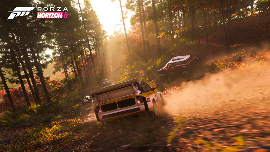 Screenshot aus Forza Horizon 6. Ein Auto im Wald bei Sonnenuntergang.