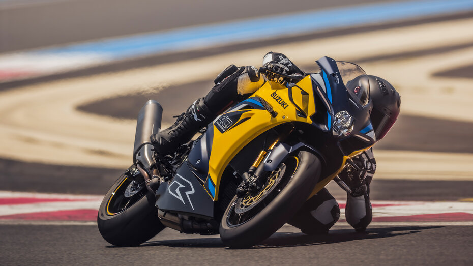 Ein gelbes Motorrad fährt auf einer Rennstrecke durch die Kurve