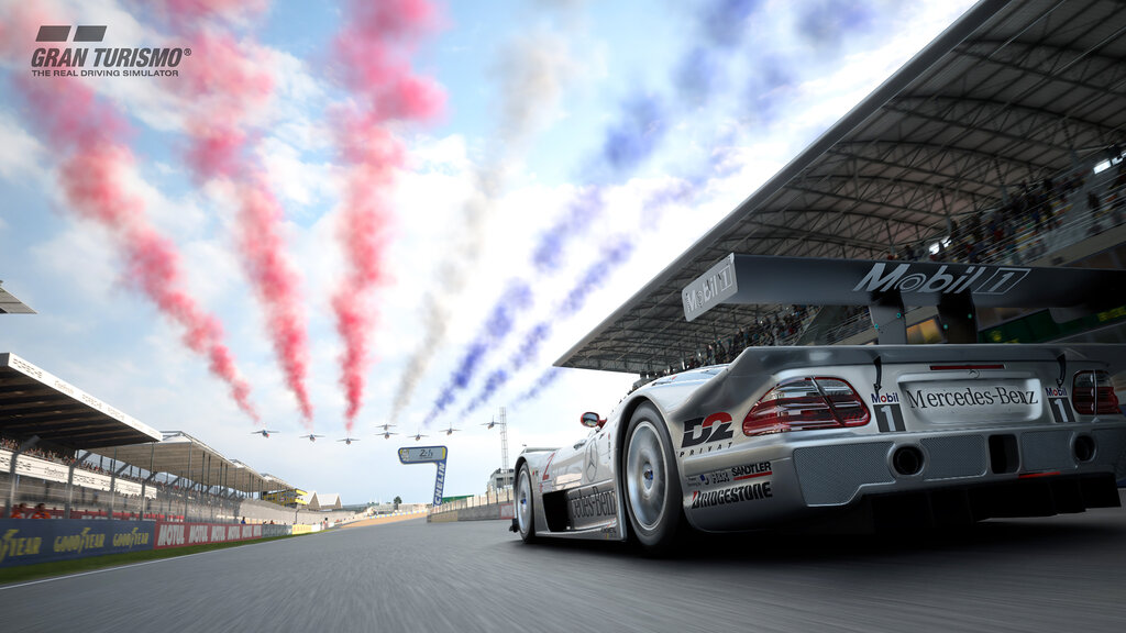 Screenshot aus Gran Turismo 7.  Silberner Sportwagen fährt ins Ziel.