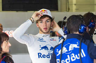 Gasly Pierre_Box_HE_112_CMS.JPG