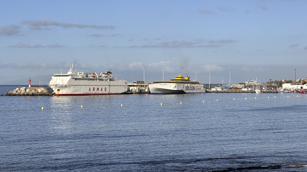 Zwei Fährschiffe im Hafen.