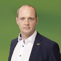 Ein Mann in weißem Hemd und dunklem Sakko