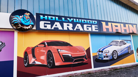 Eine Seitenwand der Hollywood-Garage mit Plakaten.