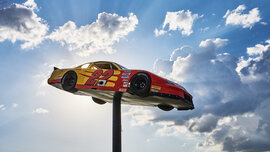 Ein Nascar-Rennwagen, am oberen Ende einer Stange montiert ist.