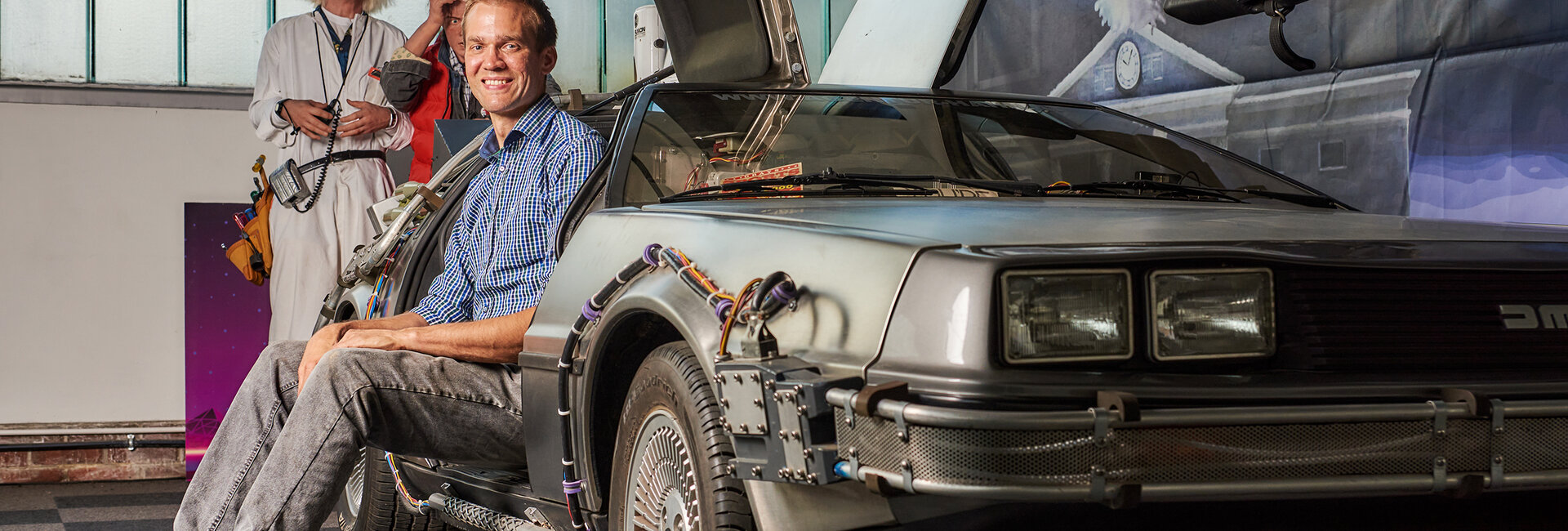 Martin Hahn sitzt im DeLorean aus "Zurück in die Zukunft"