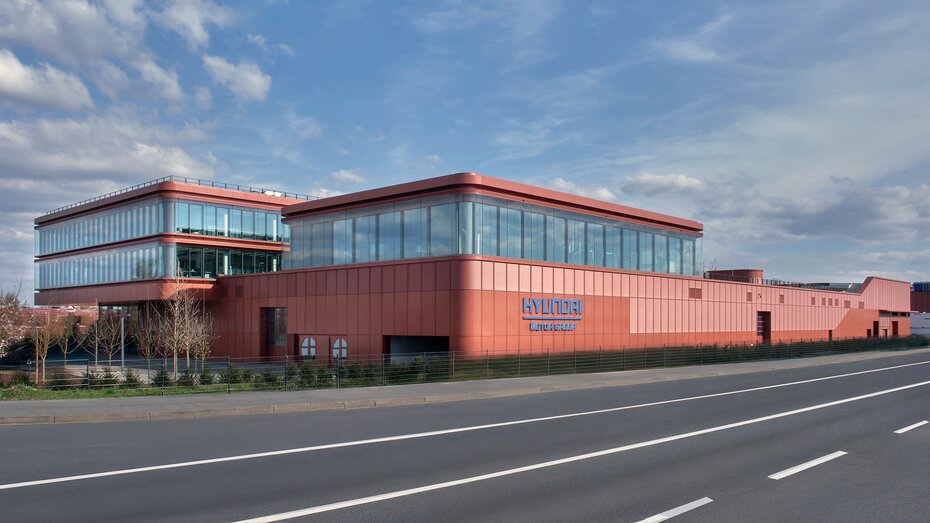 Außenansicht des roten HMETC Rüsselsheim Gebäudes