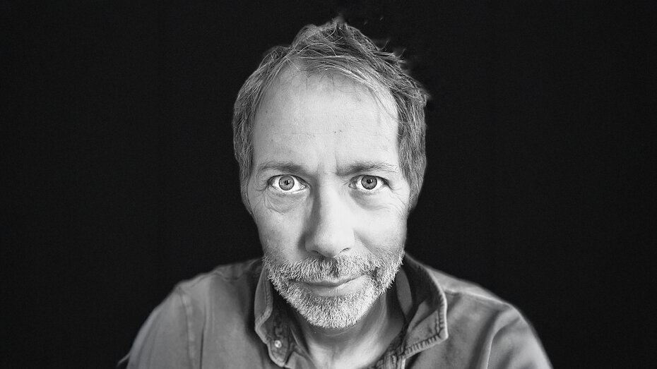 Schwarz-Weiß Porträtfoto eines Mannes im Hemd