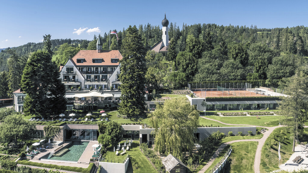 Mitten in einer Wiese liegt das Parkhotel Holzner.