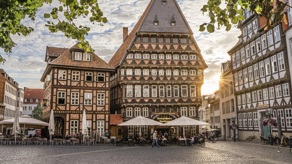 Romantische Fachwerkhäuser an einem großen Platz