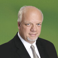 Ein Mann mit weißen Haaren im Anzug