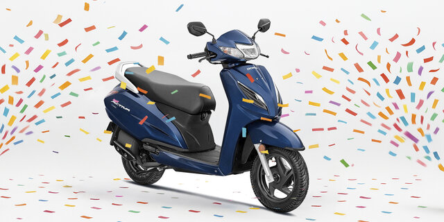 Ein blauer Motorroller und Lametta