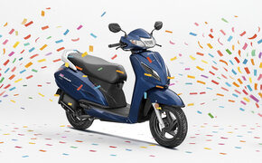 Ein blauer Motorroller und Lametta