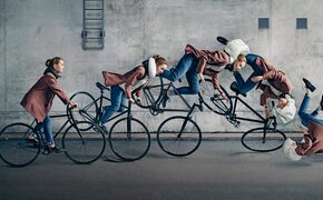 Bild zeigt die Funktionsweise eines Fahrrad-Airbags, wenn der Radfahrer stürzt.