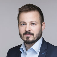 Portraitbild von Dr. Sebastian Koch.