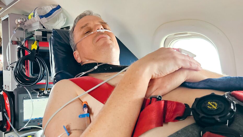 Ein verletzter Patient im Ambulanz-Jet des ÖAMTC.