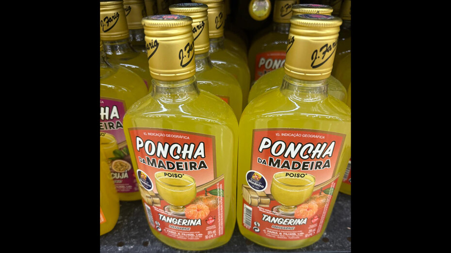 Poncha in Flaschen. Das Getränk ist knallgelb.