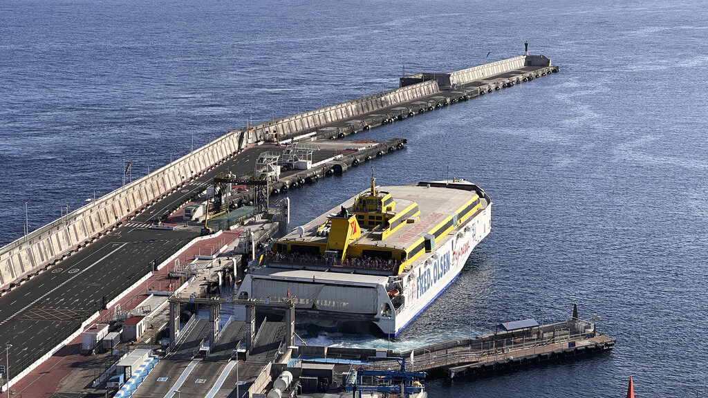 Eine große Fähre legt im Hafen an.