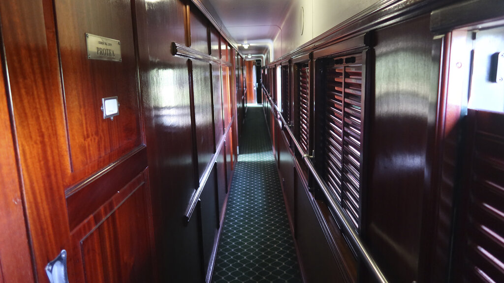 Auf einem schmalen Gang kann man von Waggon zu Waggon gehen.