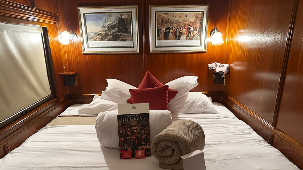 Das Doppelbett in der Zug-Suite ist aufgedeckt für die Nacht.