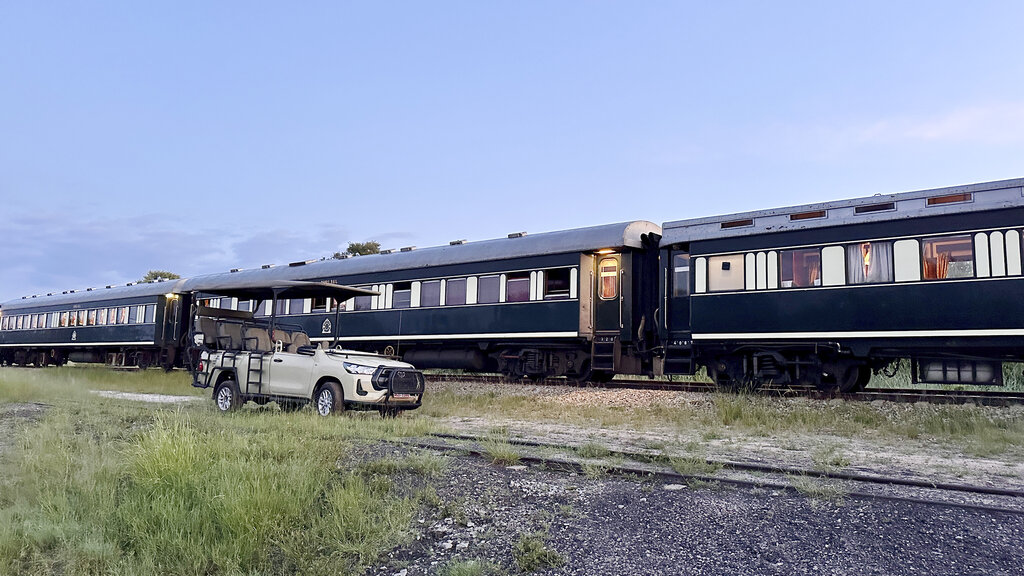 Der Safari-Geländewagen parkt vor dem Zug und wartet auf seine Passagiere.