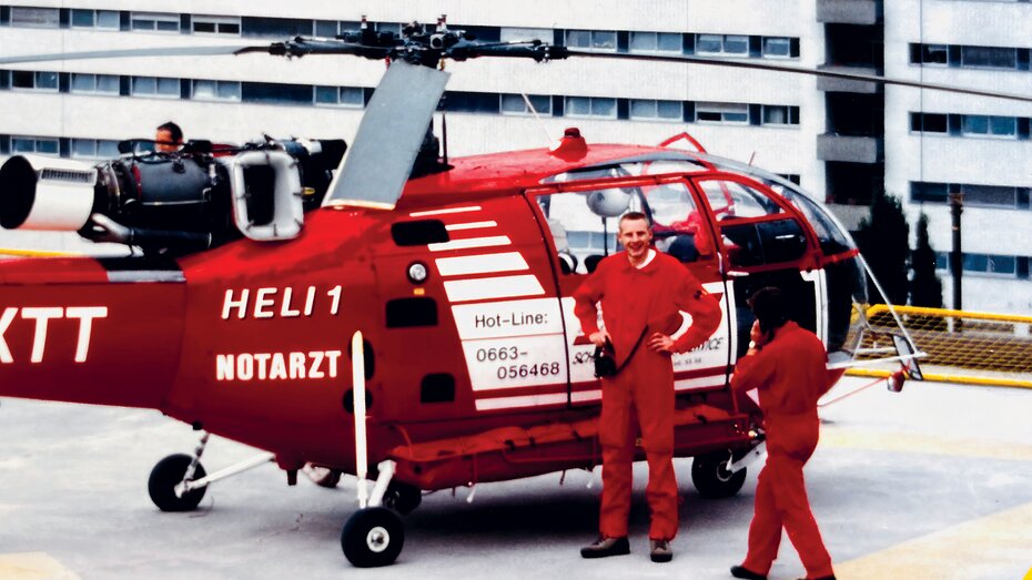 Ein altes Foto eines ÖAMTC-Mitglieds während eines Hubschrauber-Einsatzes