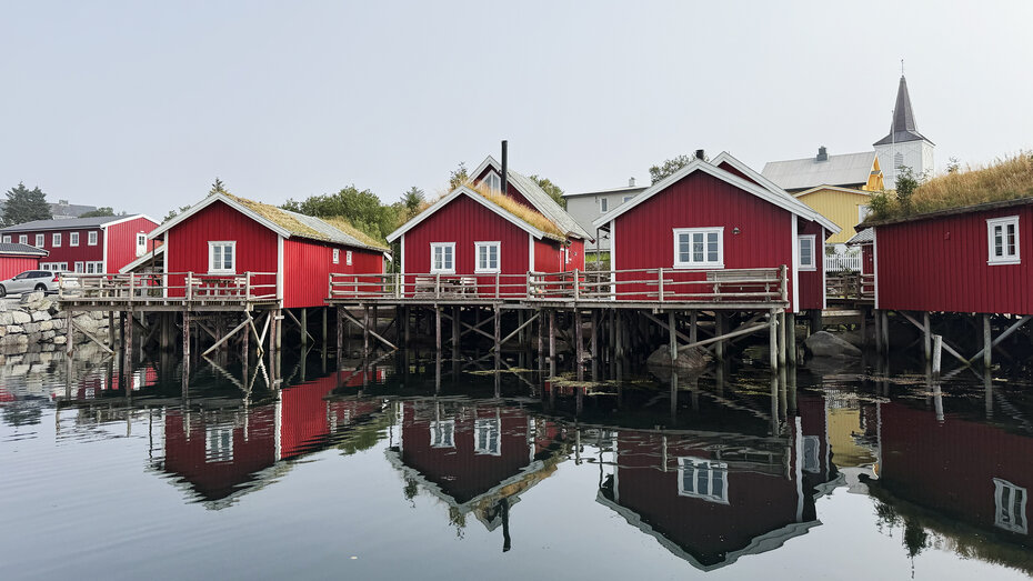 Die rote Holz-Stelzenhäuser am Wasser.