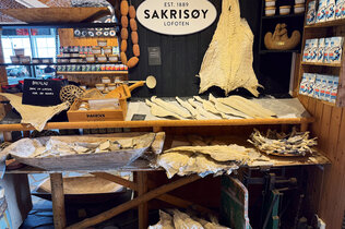 Blick auf einen Verkaufstisch mit drapiertem getrocknetem Fisch