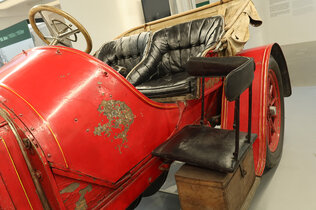 Ein Kindersitz auf dem Trittbrett des offenen Autos