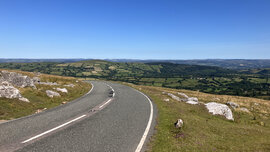 Eine Bergstraße im walisischen Hügel-Land.