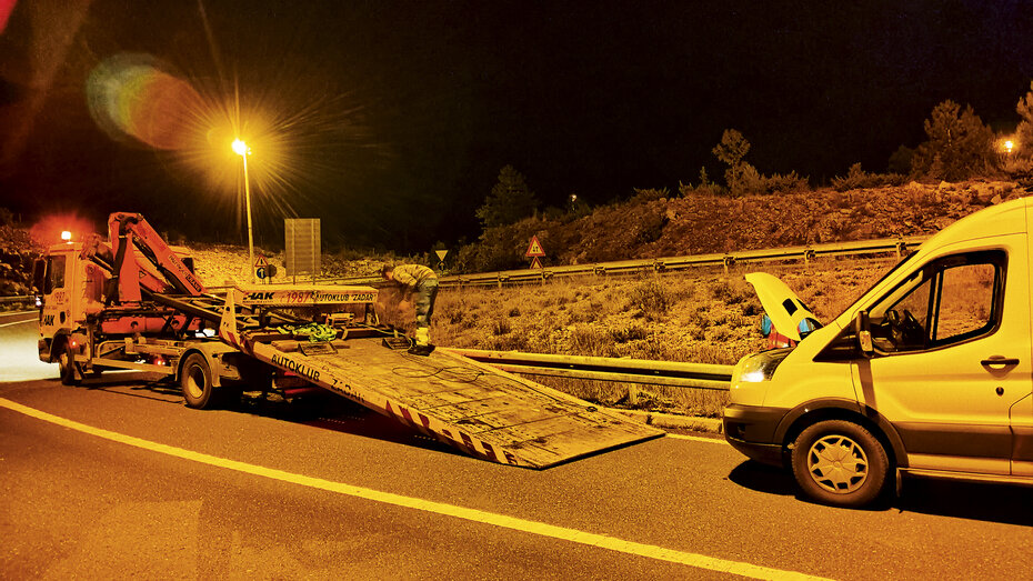 Abschleppung eines Autos auf der Autobahn.