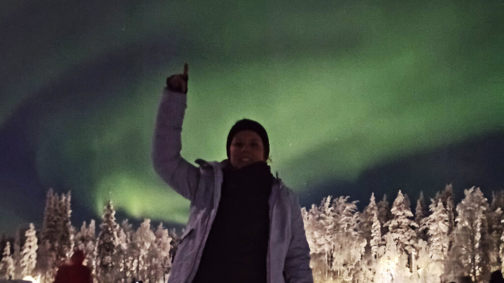 Katharina steht im dunkeln im Hintergrund die Nordlichter.