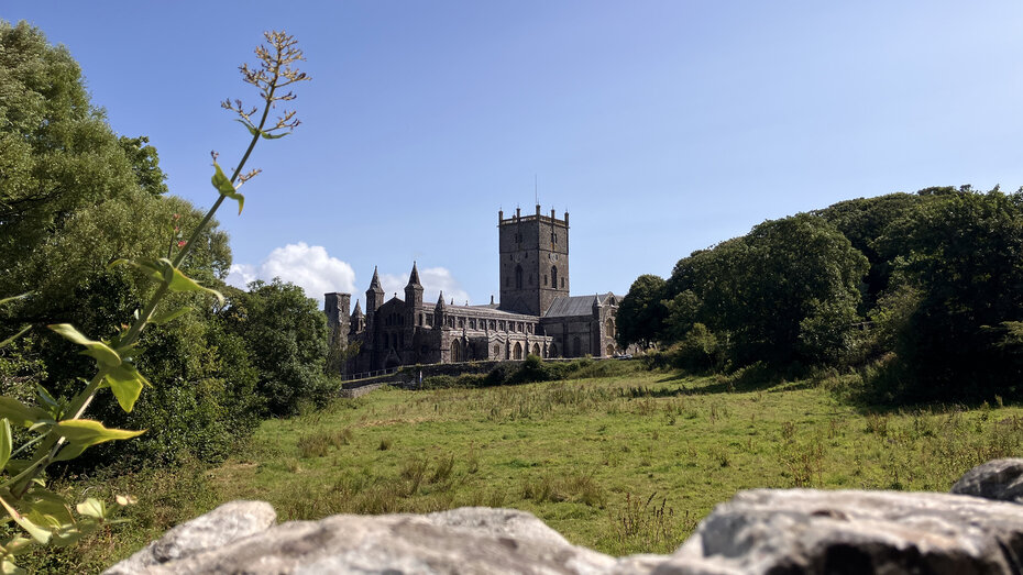 Die Kathedrale von St. Davids in Wales, aus etwas Distanz fotografiert.