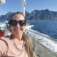 Selfie: eine lachende Frau fotografiert sich während der spektakulären Bootsfahrt durch die Fjorde.