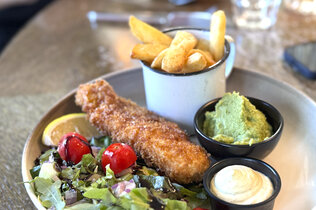 Fish and Chips schön angerichtet mit Saucen. 