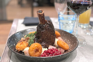 Eine geschmorte Lammkeule schön angerichtet. 