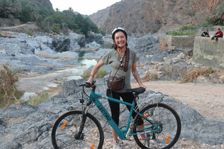 Frau mit Fahrrad im Oman.