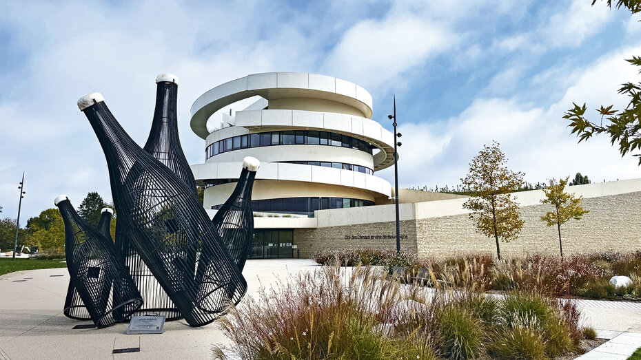Das Museum "Cité des Climats & Vins de Bourgogne" erhebt sich wie eine helle Wein-Rebe.