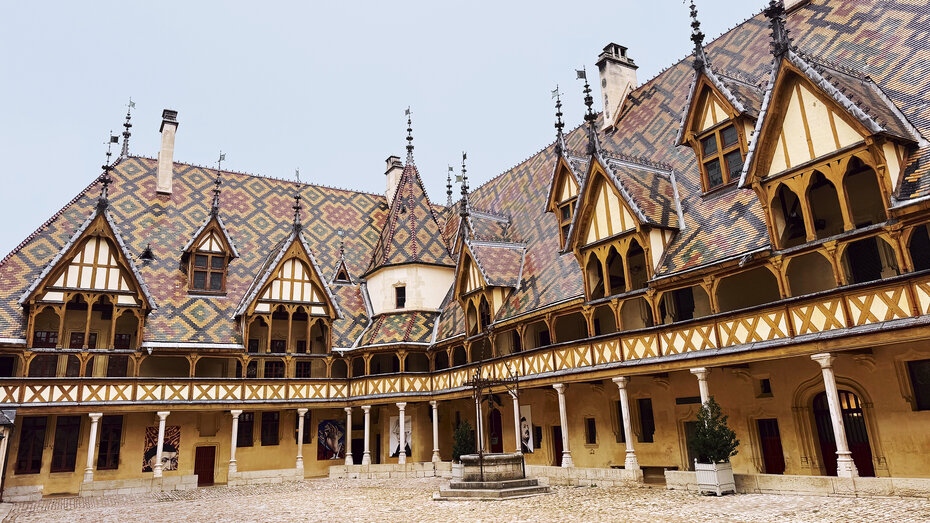 Der gotische Innenhof des Hospices de Beaune.