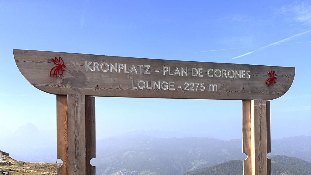 Der Gipfel ist 2.275 Meter hoch, steht auf der Markierung.