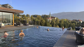 Ein Dachpool mit Blick auf das Dorf.
