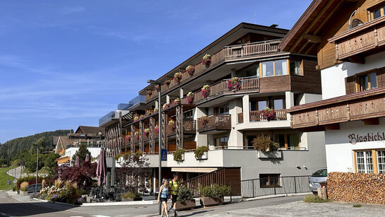 Das Hotel von der Straße aus gesehen.