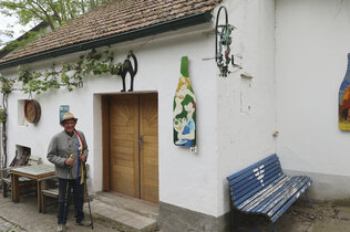 Der Führer steht in der Kelleragasse vor dem Eingang.
