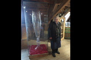 Senior-Chef mit der größten Sektflöte der Welt. 